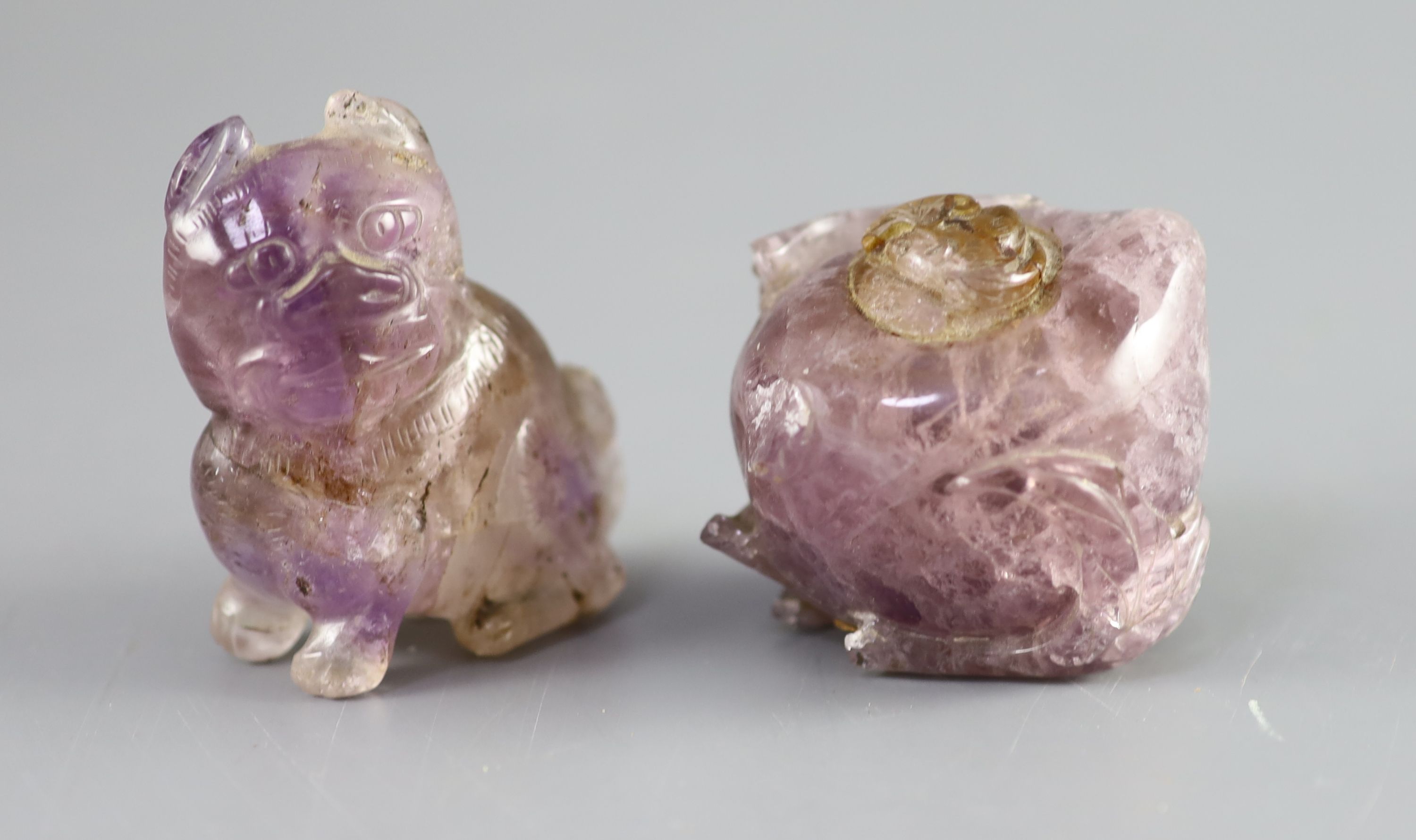 A Chinese amethyst rose quartz carving of a dog of Fo and a scent bottle and stopper, height 6.35cm and 5.1cm. (a.f.)